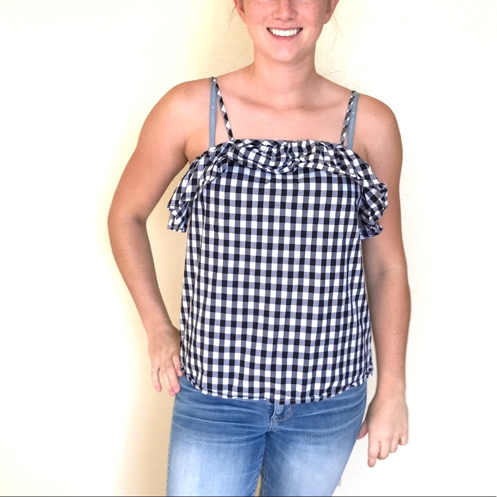 Cute plaid top! Perfect for date night!
